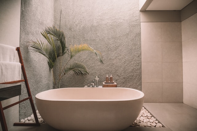 white-ceramic-bathtub